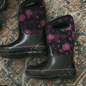 Girls bogs size 11